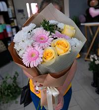 Букет цветов из:  Герберы, Розы и Хризантемы в Усть-Кан