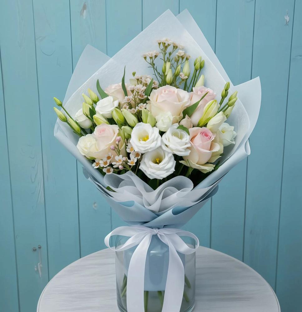 Букет цветов из: Розы и Лизиантусы в Усть-Кан