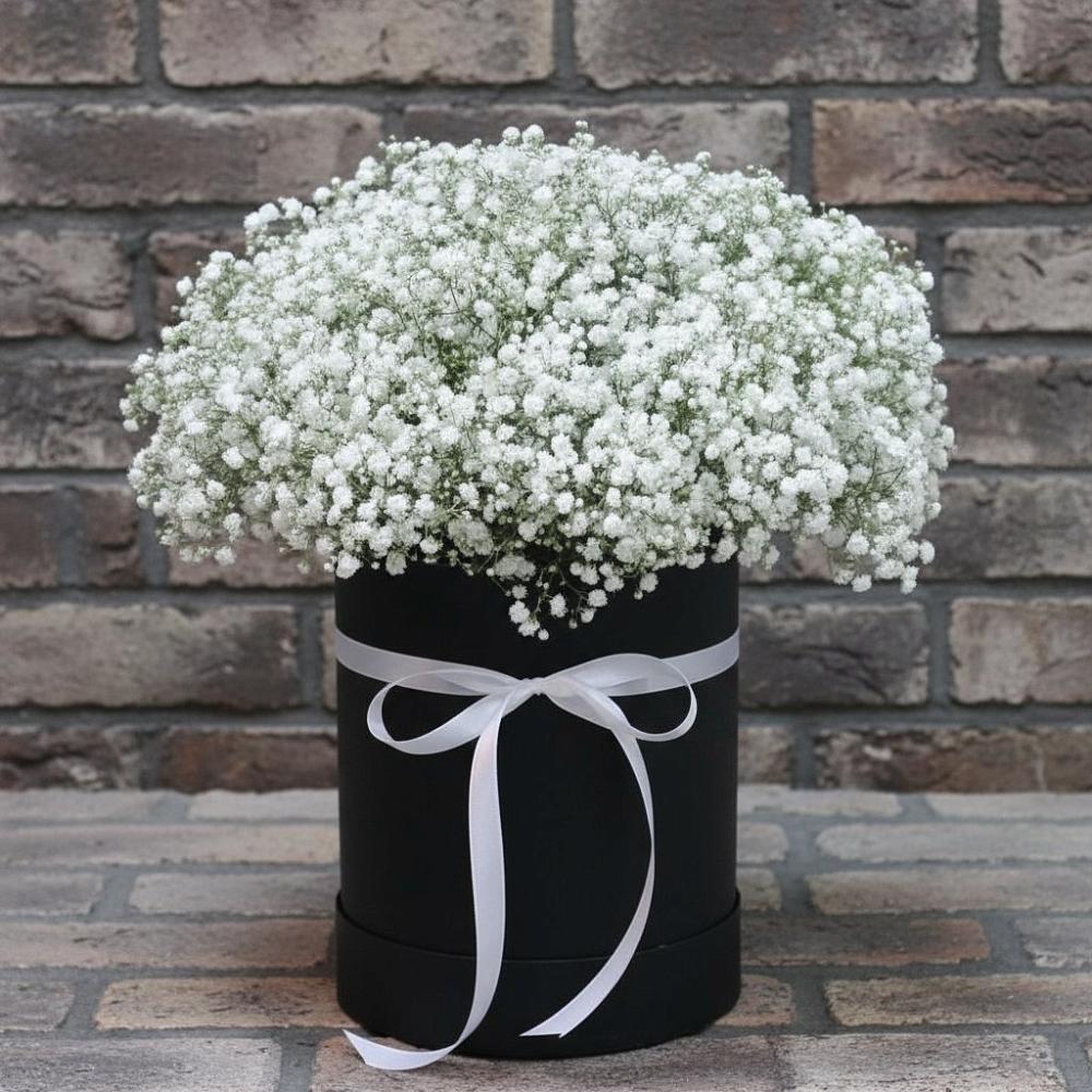 Цветочная композиция из Гипсофила в шляпной коробке в Усть-Кан