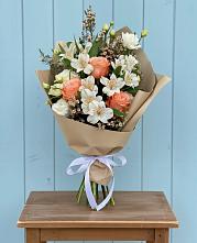 Букет цветов из:  Альстромерии, Лизиантусы, Розы и Хризантемы в Усть-Кан