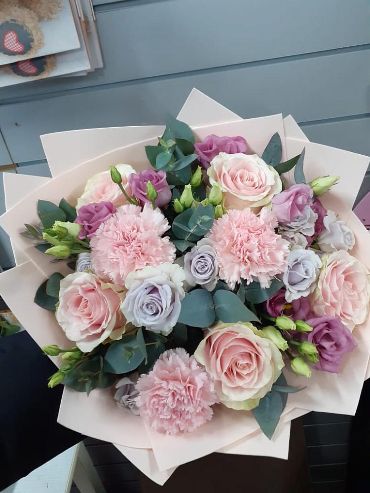 Букет цветов из: Розы, Гвоздики и Лизиантусы в Усть-Кан