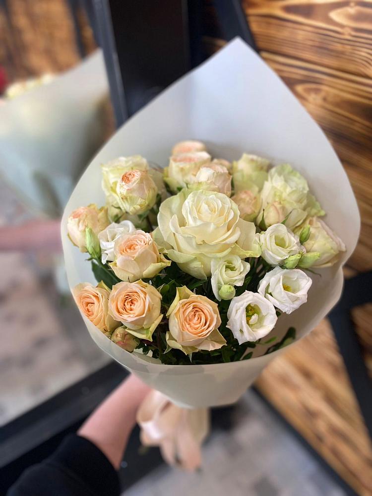 Букет цветов из: Розы и Лизиантусы в Усть-Кан